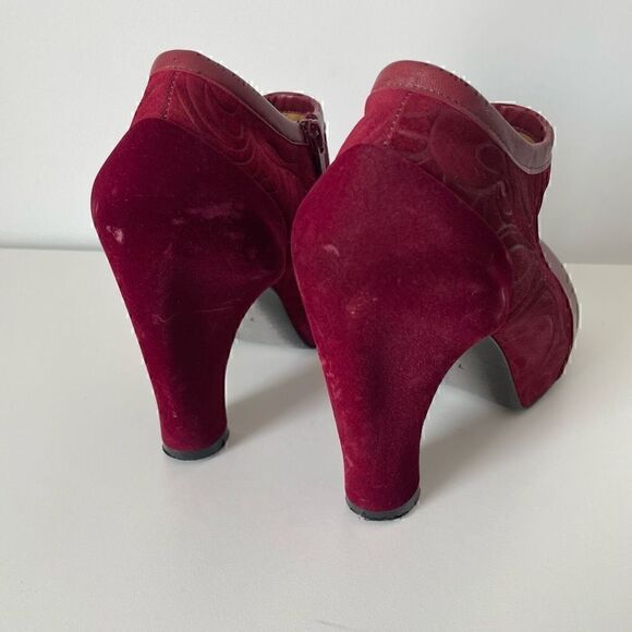 John Fluevog Red Booties Size 7 Burgundy Embossed Suede Velvet Heels Balthazar - Picture 8 of 14